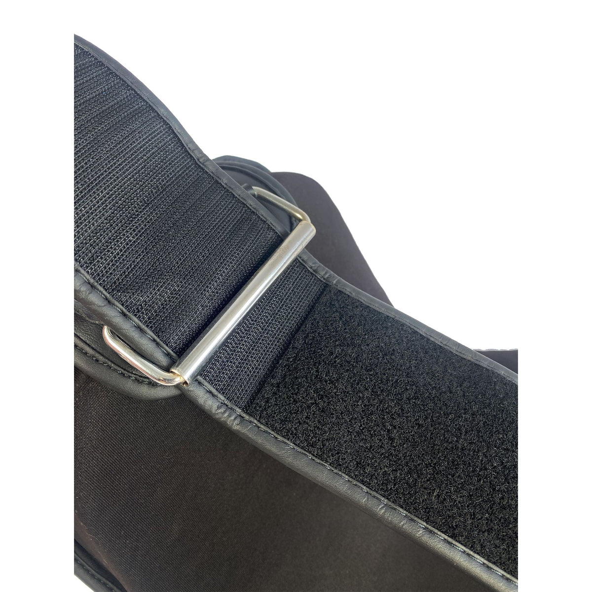 Nahaufnahme eines breiten, langen Klettverschlusses mit Metallbügel für die Größenverstellung, bietet universelle Passform.