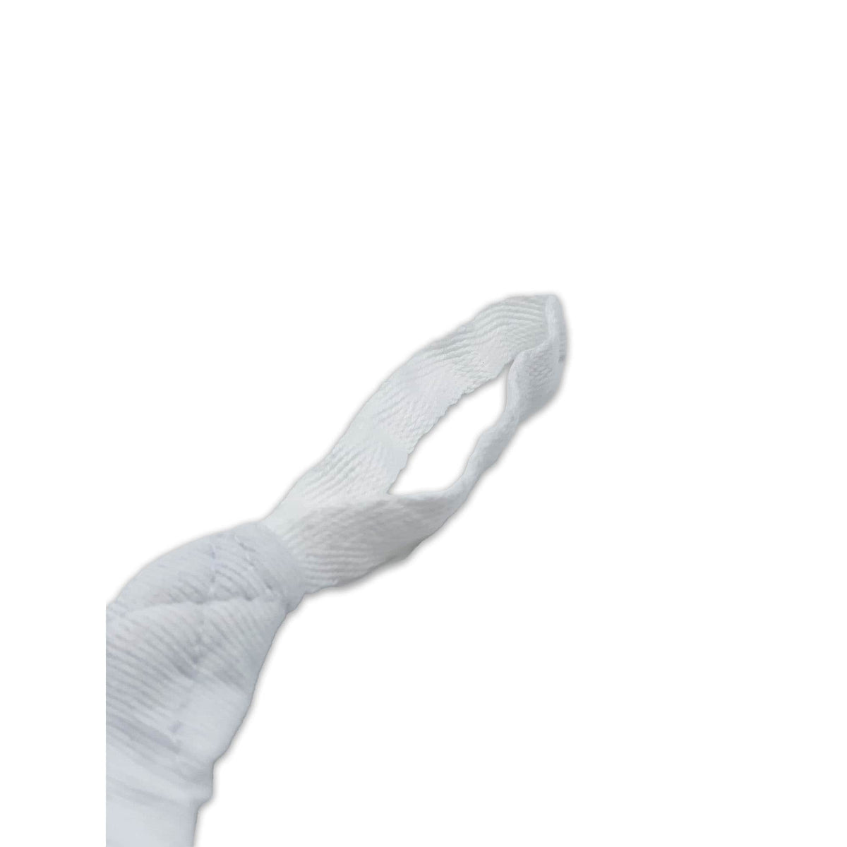 Nahaufnahme der Daumenschlaufe an der weißen Boxbandage, hervorgehoben durch ihr präzises Design für zusätzlichen Halt und einfaches Anlegen. Die Schlaufe gewährleistet eine sichere Positionierung der Bandage um Hand und Handgelenk für optimalen Schutz beim Training.