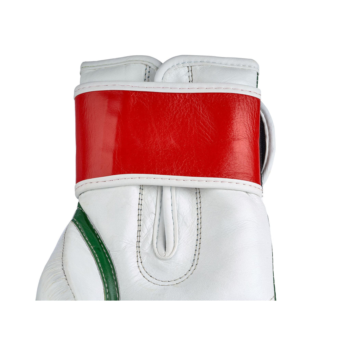 Innenansicht des Gelenkbereichs der italienischen Premium Boxhandschuhe, mit Fokus auf das hochwertige Leder des Klettverschlusses und die präzisen Nähte. Diese Detailaufnahme zeigt die sorgfältige Verarbeitung, die Langlebigkeit und die Stabilität des Handschuhs gewährleistet, optimiert für Boxer aller Niveaus. Die Qualität des Materials und die saubere Verarbeitung bieten zusätzlichen Komfort und Schutz für das Handgelenk, ideal für intensives Training und Sparring.