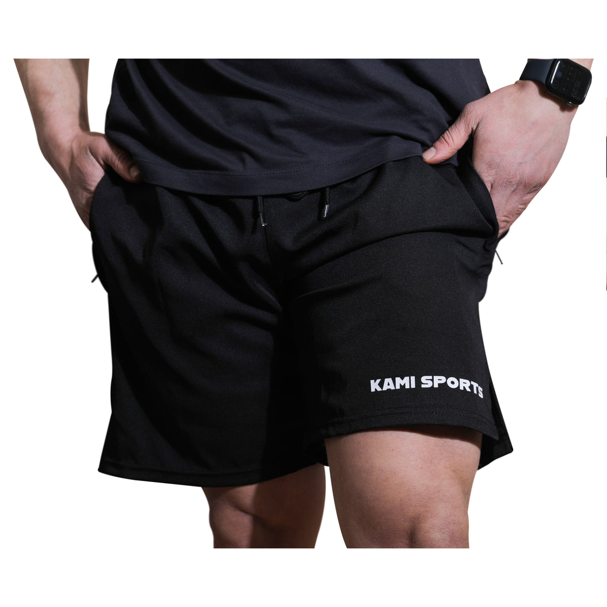 Frontansicht einer multifunktionalen Sport- und Freizeithose von Kami Sport, ausgestattet mit Reißverschlusstaschen und einer integrierten Smartphone-Tasche. Die Hose ist für Flexibilität und Komfort beim Tragen konzipiert.