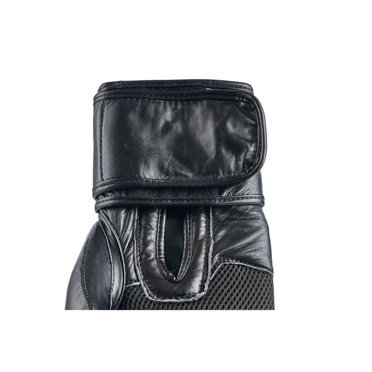 Klettverschluss Innenseite schwarze Boxhandschuhe aus Leder in einer Nahaufnahme 