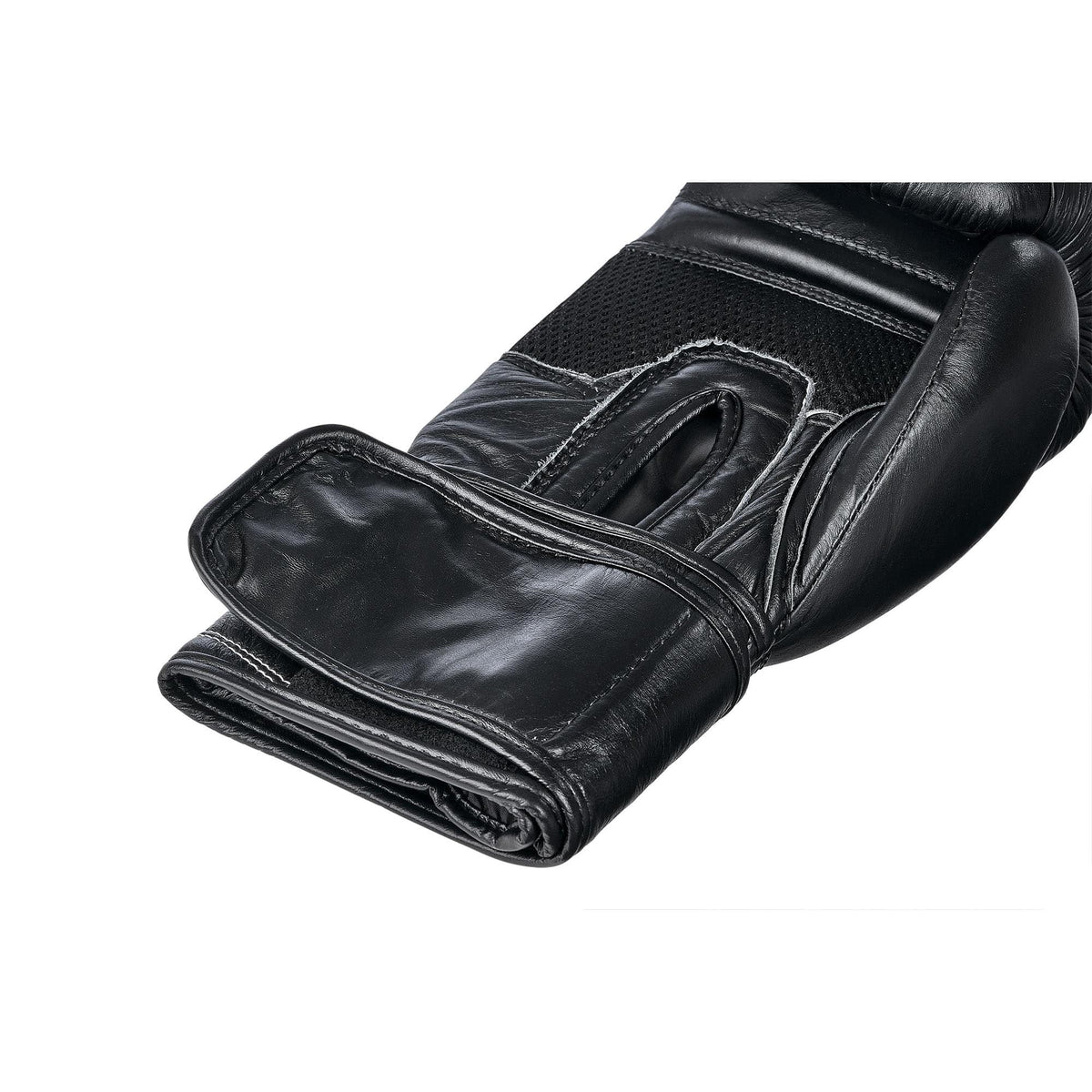 Klettverschluss Innenseite schwarze Boxhandschuhe aus Leder in einer größeren Aufnahme, auch die Innenseite der Boxhandschuhe sind sichtbar 