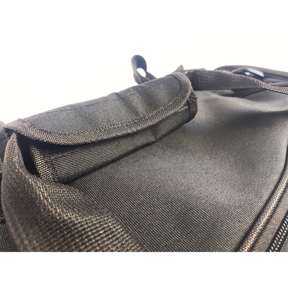 Griffe der Sporttasche, die zusätzlich mit einem Klettverschluss versehen sind, um das Tragen der Tasche zu erleichtern
