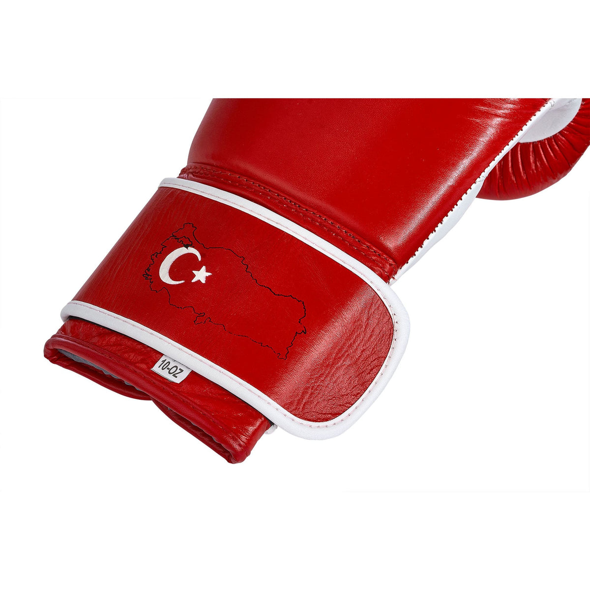 Nahaufnahme des Klettverschlusses am Handgelenk türkischer Boxhandschuhe, die den Umriss der Türkei und die türkische Flagge integriert zeigen. Diese Detailaufnahme hebt das einzigartige Design hervor, das die Handschuhe ziert, und unterstreicht gleichzeitig die Qualität und Funktionalität. Aus robustem Leder gefertigt, gewährleisten die Handschuhe Langlebigkeit und bieten Boxern aller Niveaus optimalen Schutz.
