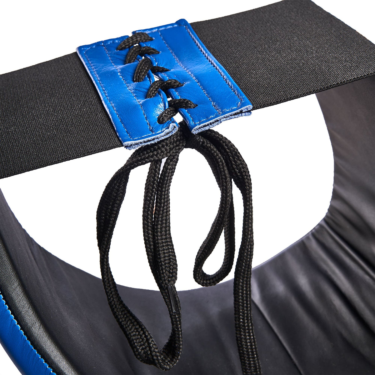 Nahaufnahme der Schnürung am Tiefschutz, befestigt an einem elastischen Gummiband, ermöglicht individuelle Größeneinstellung für eine personalisierte und sichere Passform.