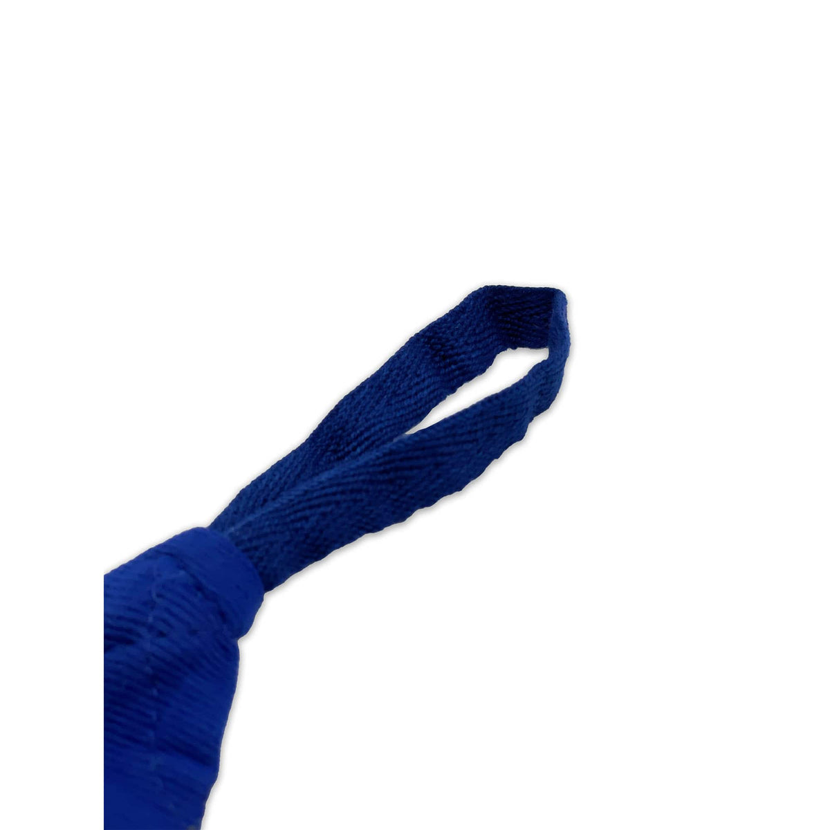 Nahaufnahme der Daumenschlaufe an der blauen Boxbandage, hervorgehoben durch ihr präzises Design für zusätzlichen Halt und einfaches Anlegen. Die Schlaufe gewährleistet eine sichere Positionierung der Bandage um Hand und Handgelenk für optimalen Schutz beim Training.